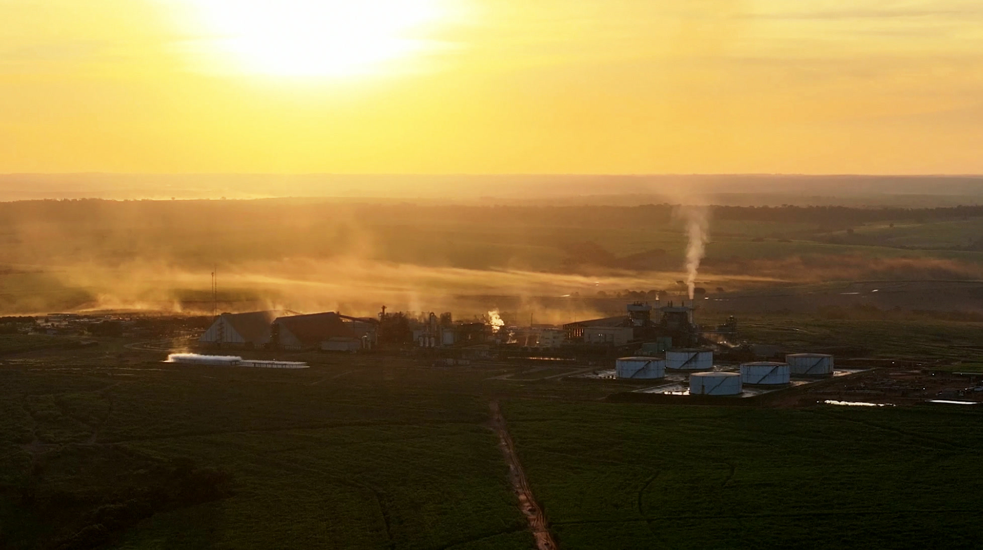Usina ao pôr do sol
