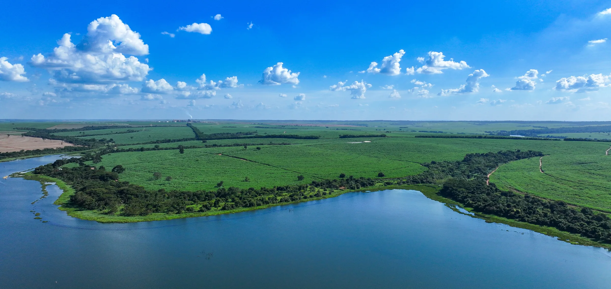 Vista aérea do reservatório da Da Mata, com mata ciliar preservada e canaviais ao redor