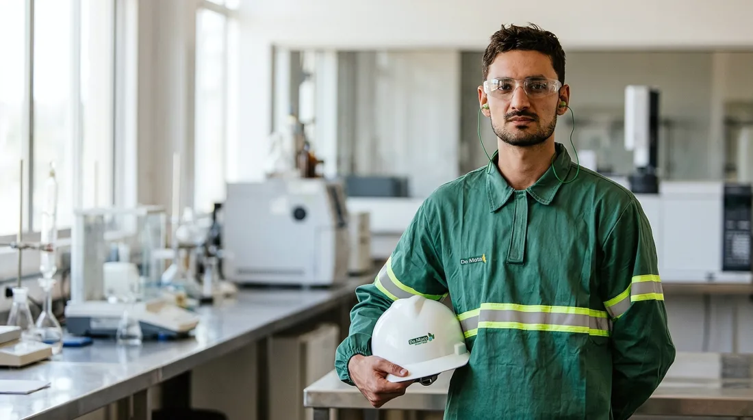 Colaborador Da Mata no laboratório de controle de qualidade